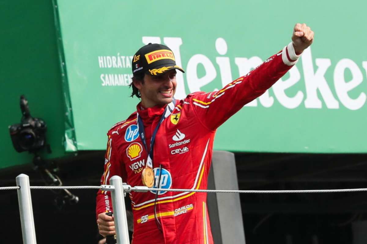 sainz esulta dopo la vittoria del gp messico