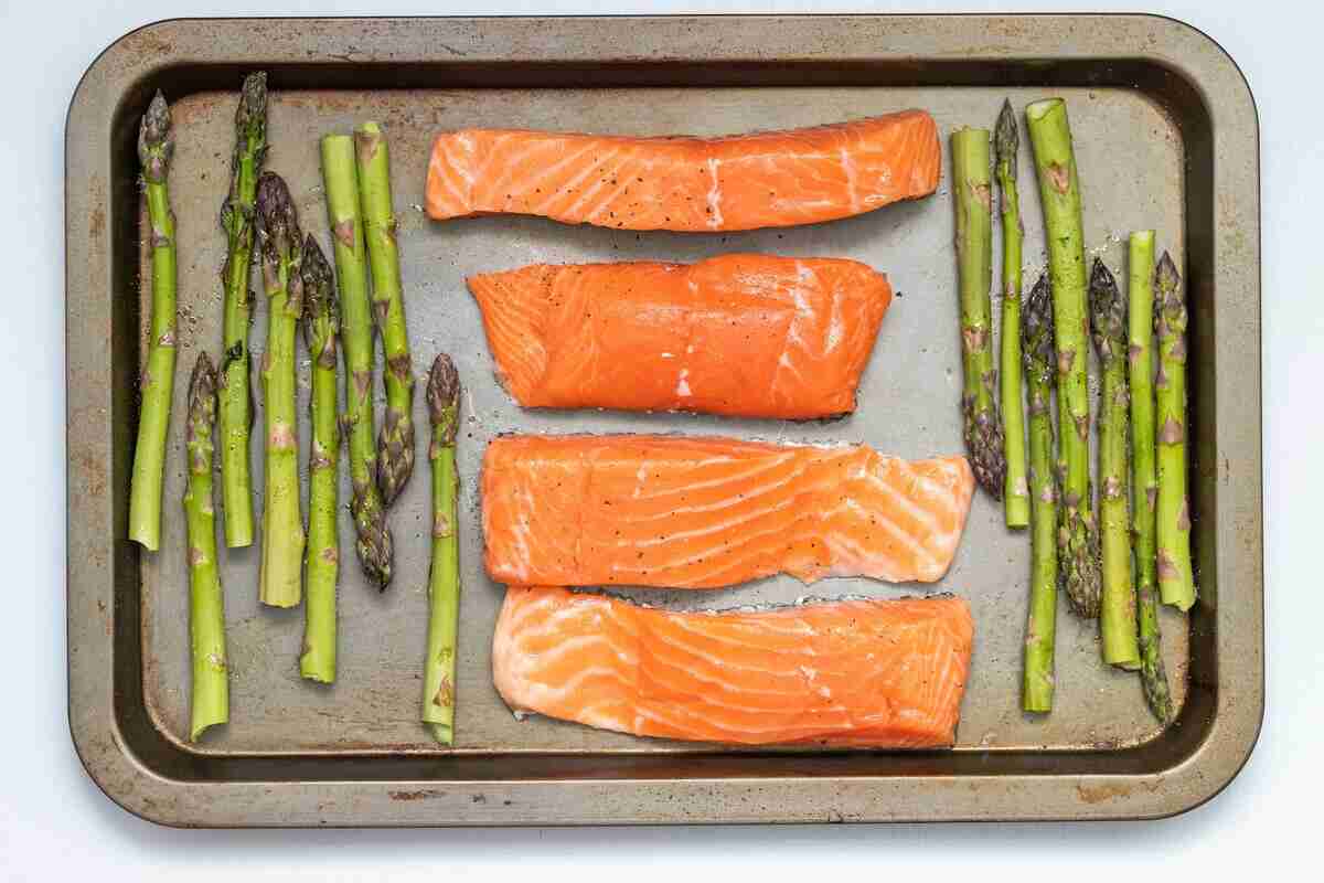 un piatto di salmone con asparagi