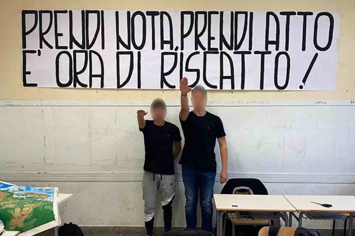 I due studenti che al liceo Montessori di Roma fanno il saluto romano