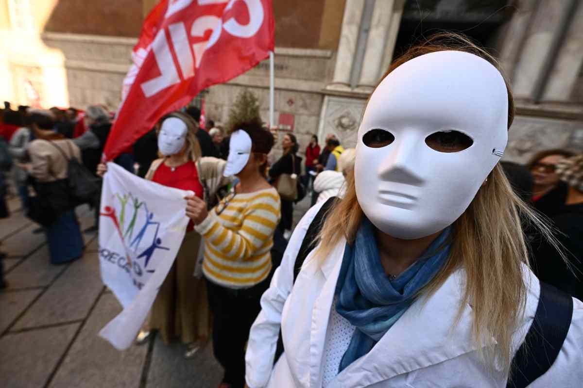 Proteste sotto la prefettura di Genova in occasione dello sciopero della scuola 