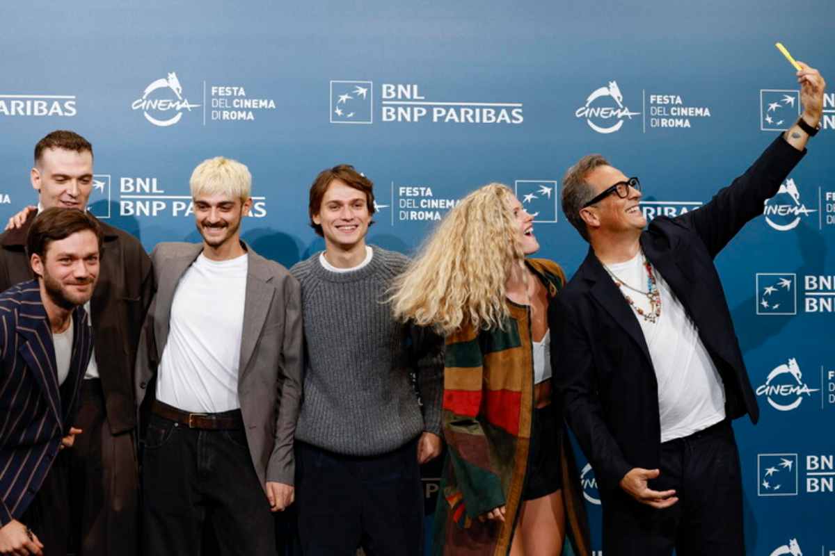 Il regista Gabriele Muccino fa un selfie con il cast del suo film Fino alla fine, sulla passerella di un festival