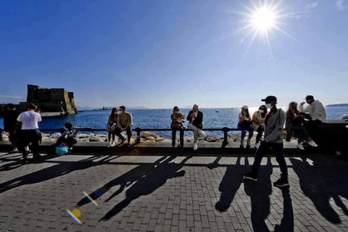 gente a passeggio sul lungomare in una giornata di sole