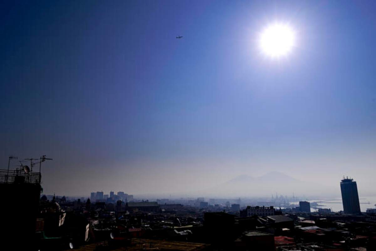 il sole risplende in cielo