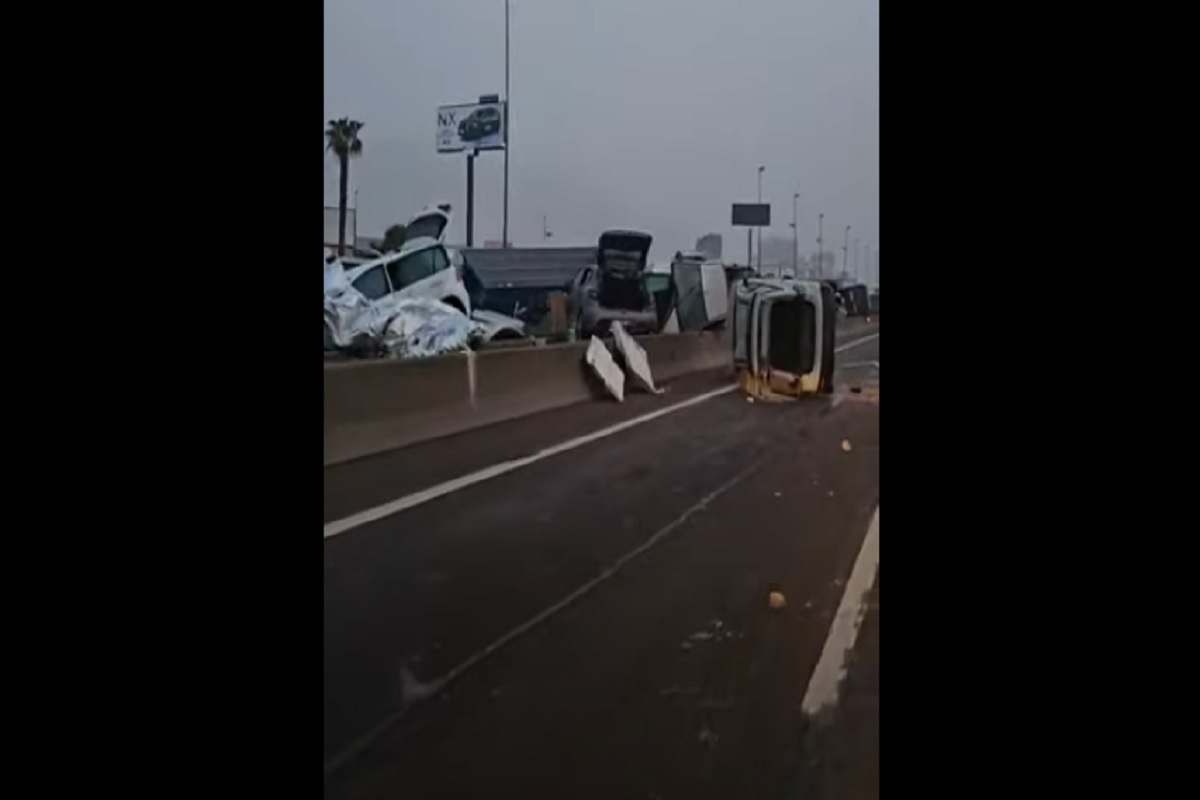 Auto accartocciate a bordo strada a Valencia