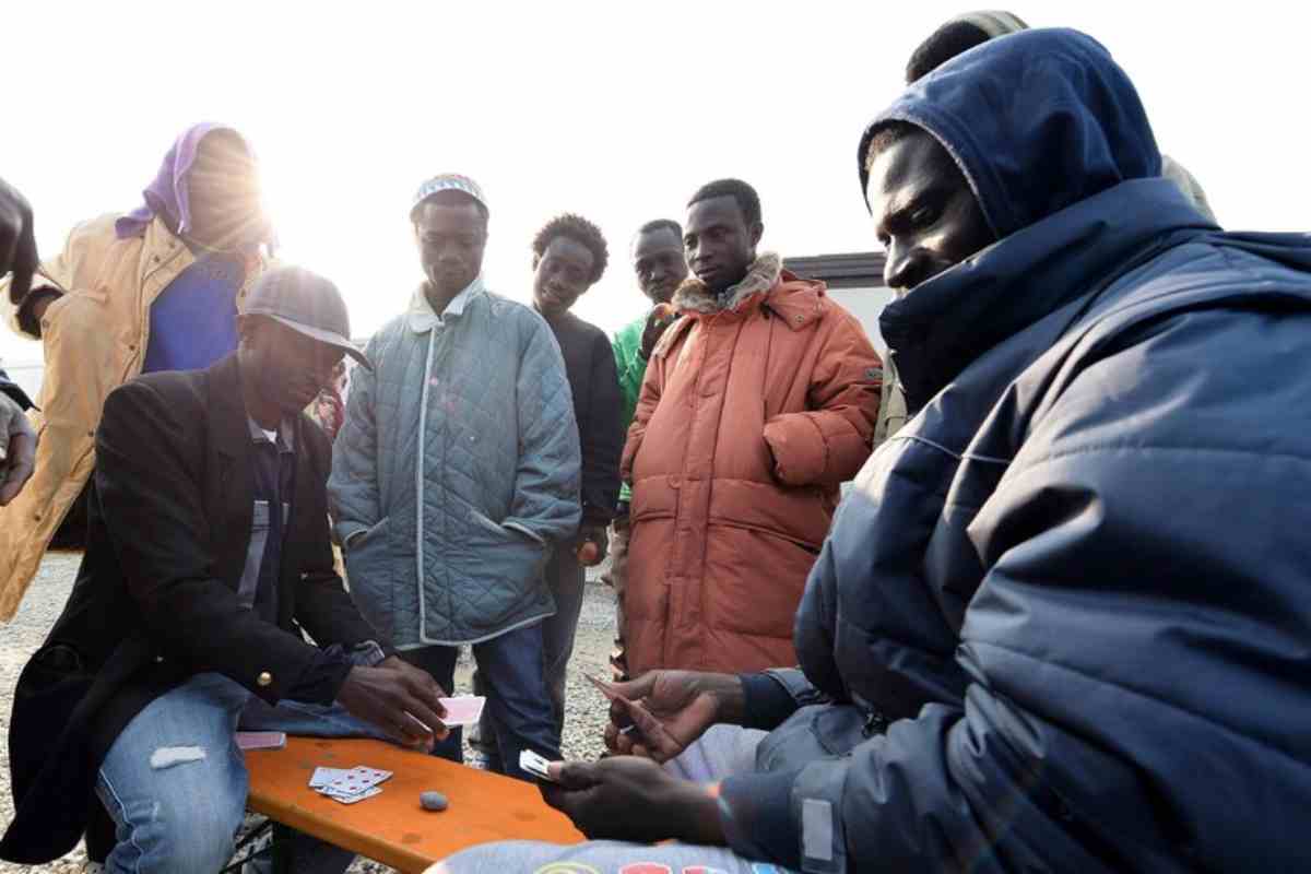 immigrati in strada