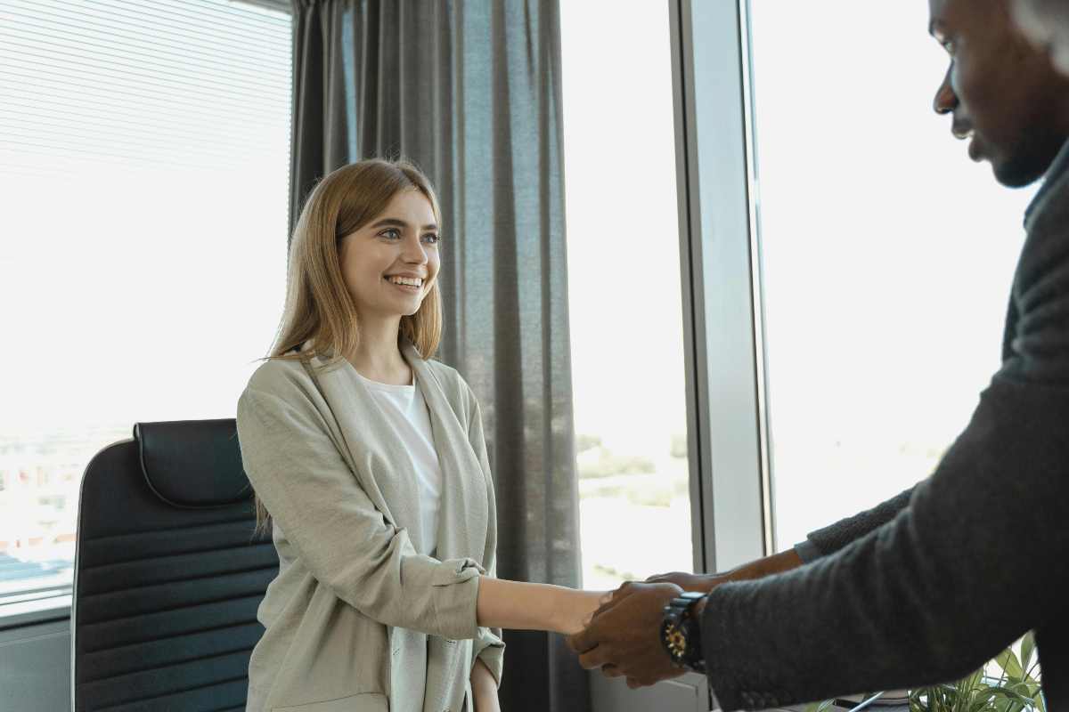 Stretta di mano in colloquio di lavoro