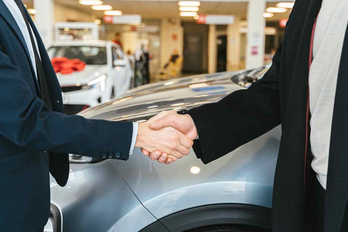 Stretta di mano in una concessionaria di auto