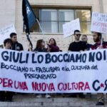 Striscione anti Giuli al ministero della cultura