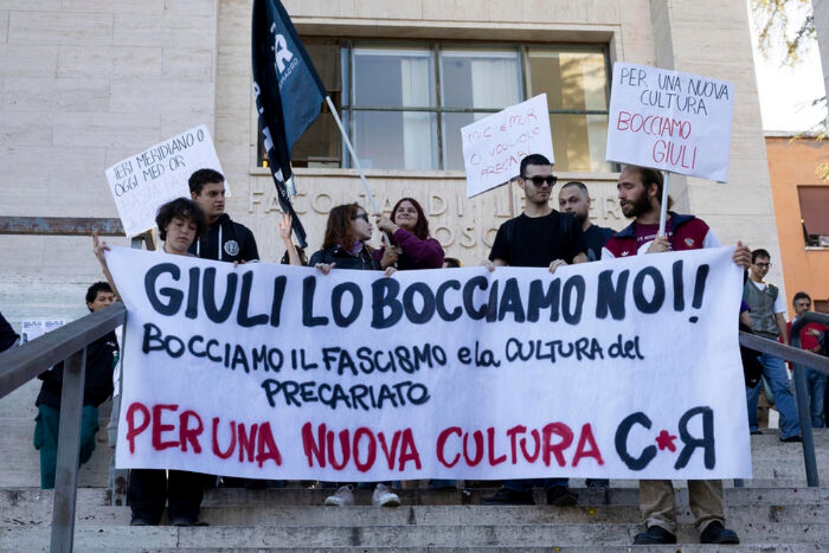 Striscione anti Giuli al ministero della cultura