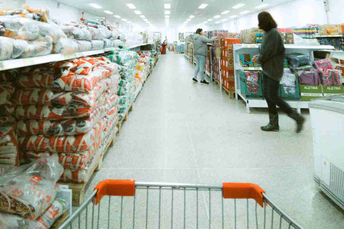 Spesa con il carrello al supermercato