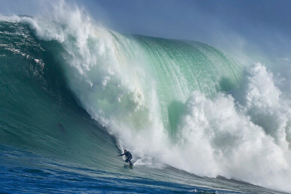 surfista cavalca l'onda