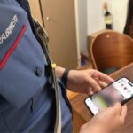 Un carabiniere al telefono