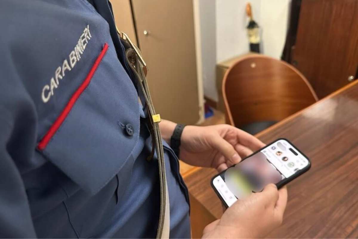 Un carabiniere al telefono