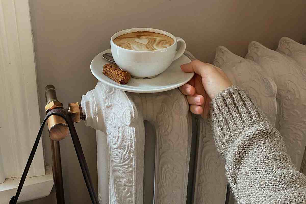 Un cappuccino sul termosifone