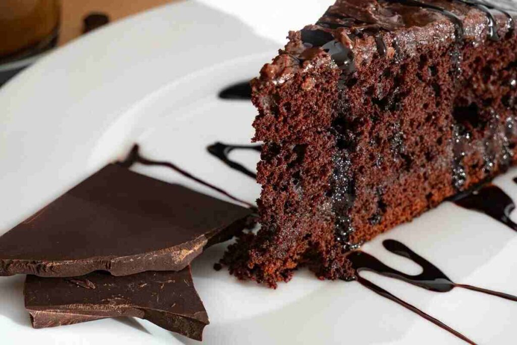 una fetta di torta al cioccolato con del cioccolato fondente