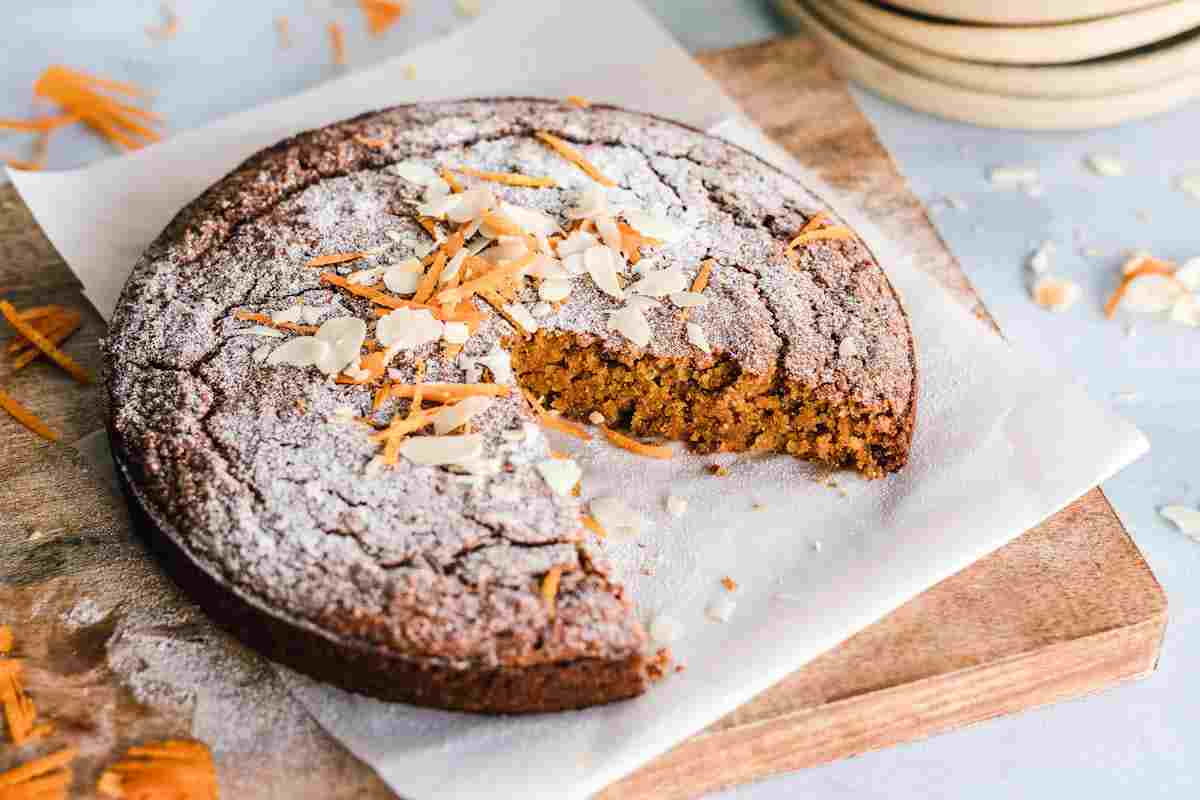 una torte alle carote su un tagliere