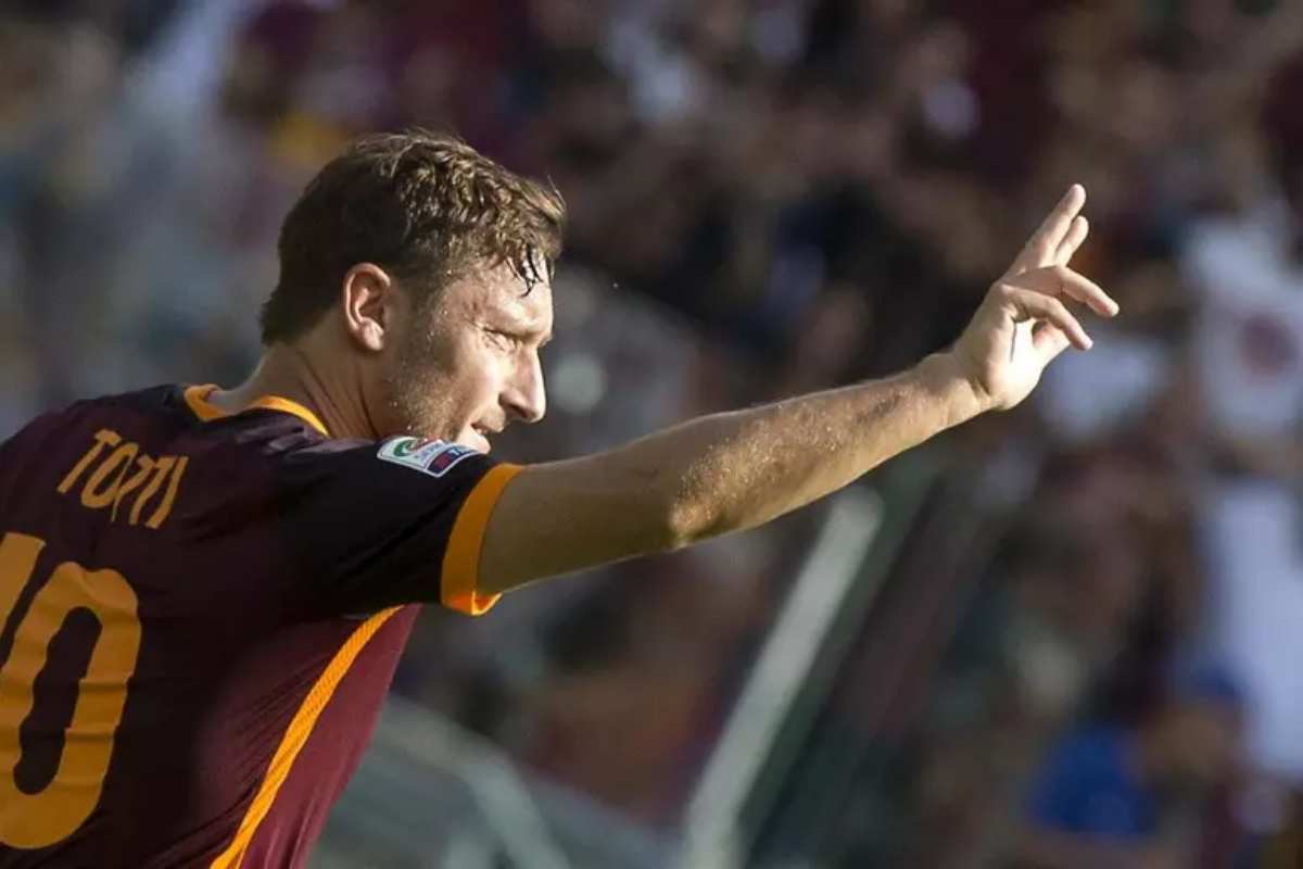 totti esulta al 300mo gol in serie A