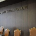 Un'aula del tribunale senza giudici