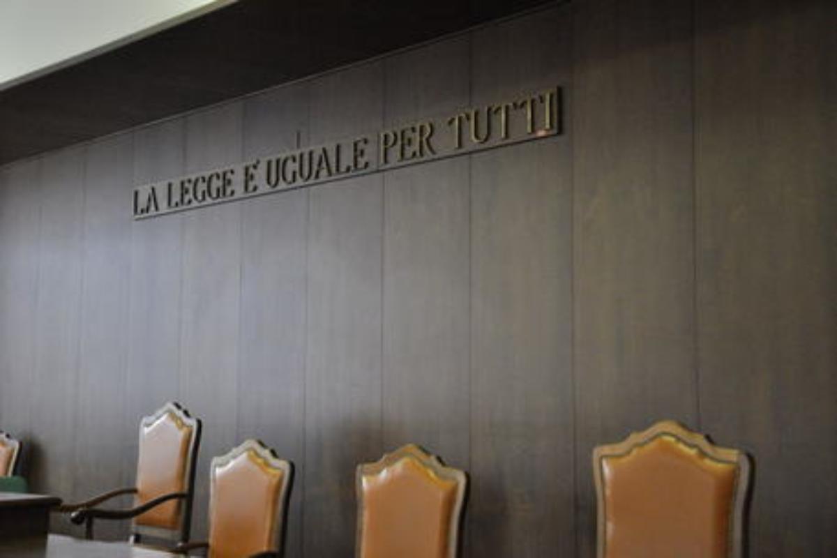 Un'aula del tribunale senza giudici