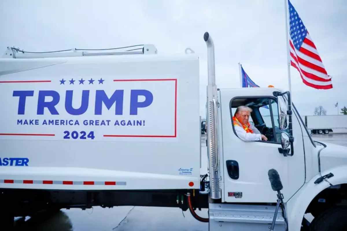 Trump sul camion della spazzatura