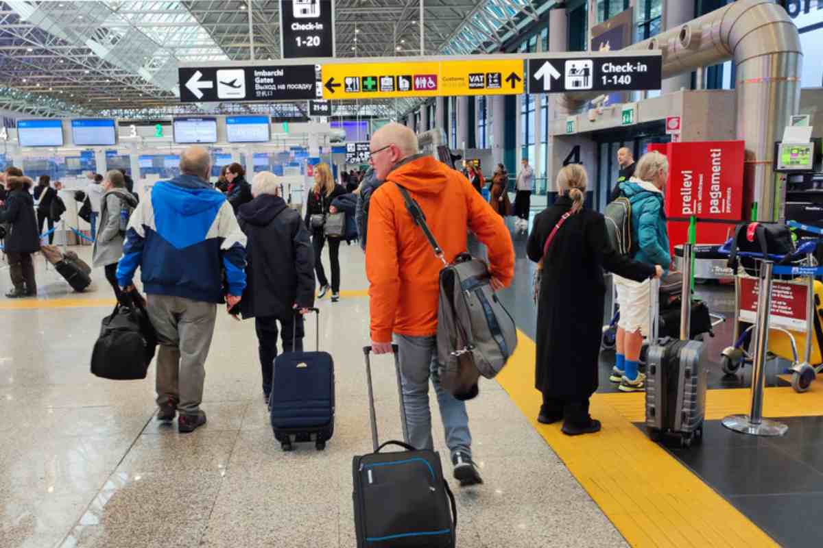 turisti in aeroporto 