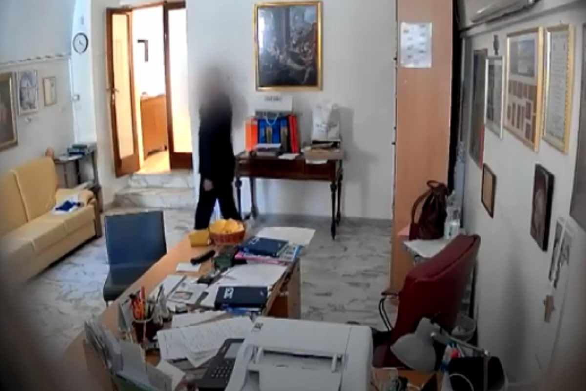 L'uomo che ha rubato 900 euro in una chiesa a Ruvo di Puglia (Bari)