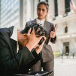 Un uomo disperato con le mani nei capelli