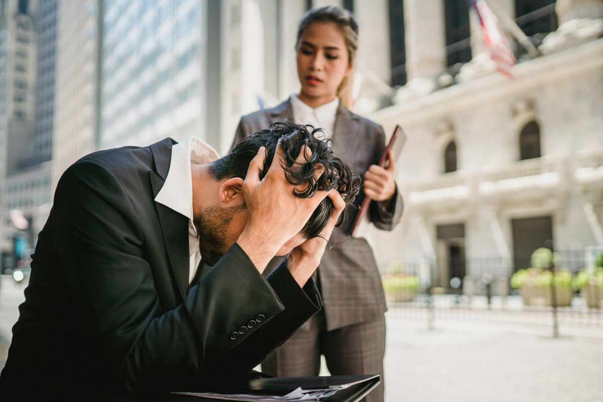 Un uomo disperato con le mani nei capelli