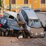 Auto distutte a Valencia dall'alluvione Dana