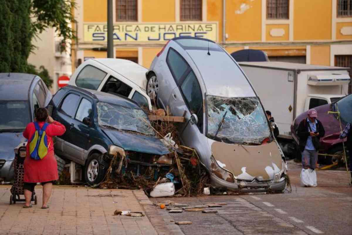 Auto distutte a Valencia dall'alluvione Dana