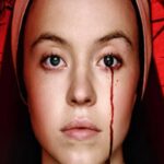 L'attrice Sydney Sweeney con abiti da suora nella locandina del film horror Immaculate