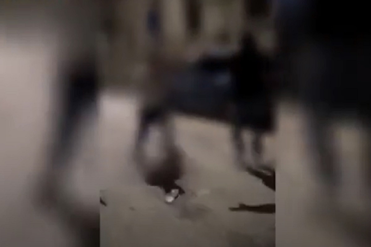 un'immagine della brutale aggressione ai danni di due giovani a Milano