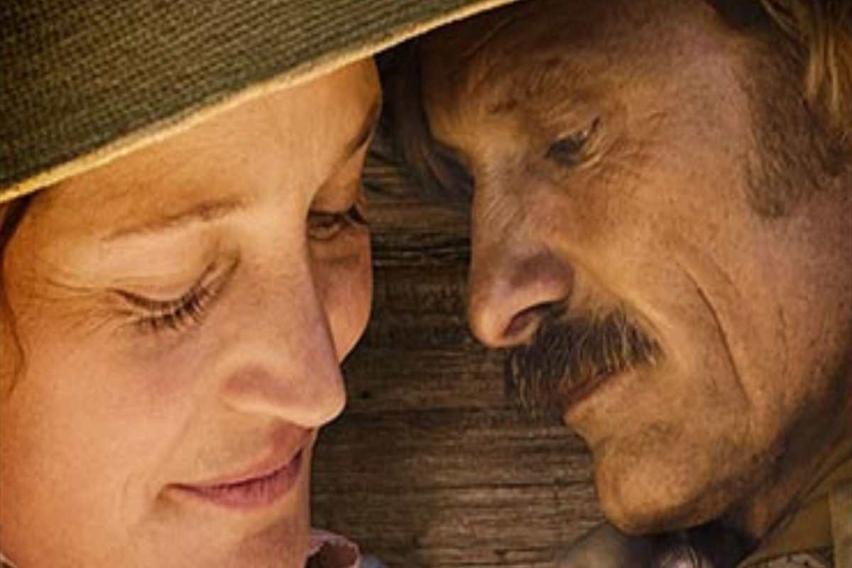 Gli attori Viggo Mortensen e Vicky Krieps nella locandina del film The Dead Don't Hurt