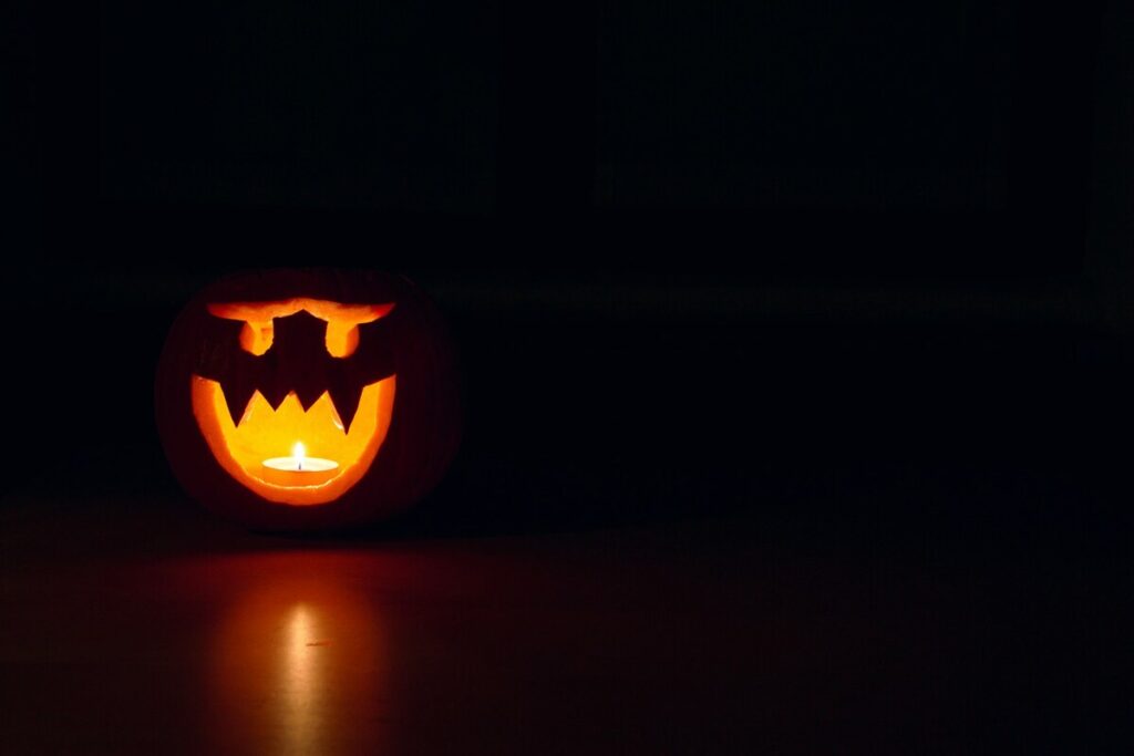 Una zucca decorata per Halloween