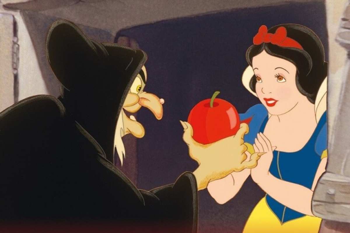 Biancaneve e la strega in una scena del film Disney Biancaneve e i sette nani