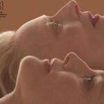 La locandina dell'ultimo film di Almodovar La stanza accanto, con le attrici Tilda Swinton e Julianne Moore in evidenza