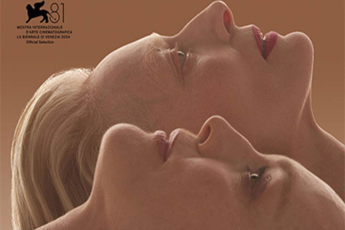 La locandina dell'ultimo film di Almodovar La stanza accanto, con le attrici Tilda Swinton e Julianne Moore in evidenza