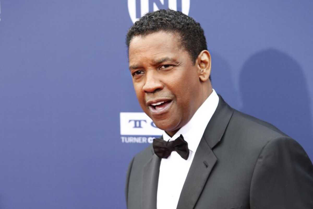 L'attore Denzel Washington, in smoking, sulla passerella di un festival