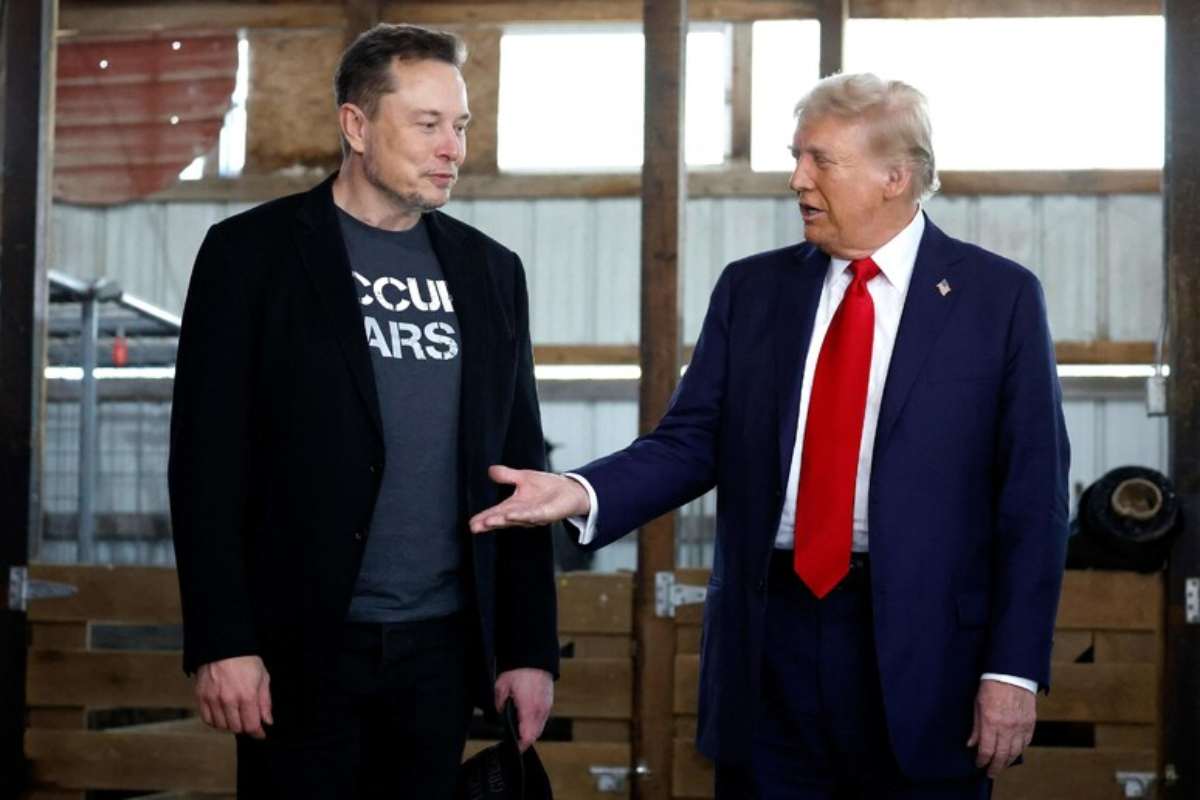 Elon Musk e Donald Trump, che gli porge la mano 