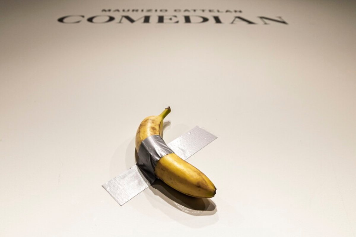 L'esposizione della banana dell'artista Maurizio Cattelan