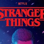 La locandina della serie Netflix Stranger Things, con il titolo in rosso e in evidenza