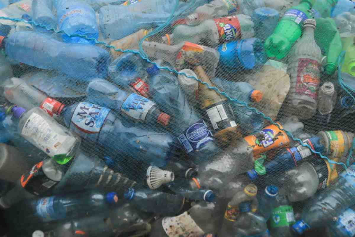 Una rete piena di rifiuti di bottiglie in plastica