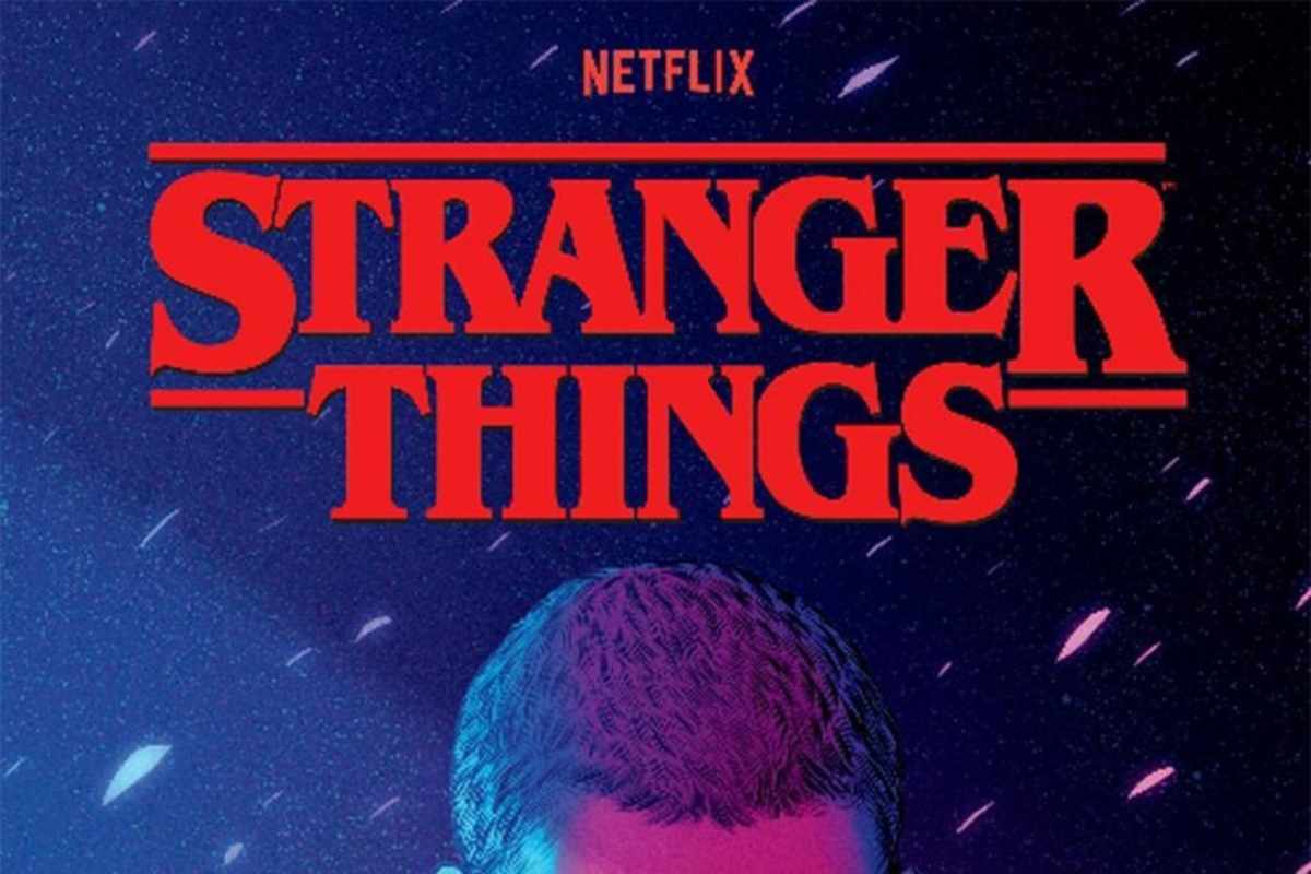 La locandina della serie Netflix Stranger Things, con il titolo in rosso e in evidenza