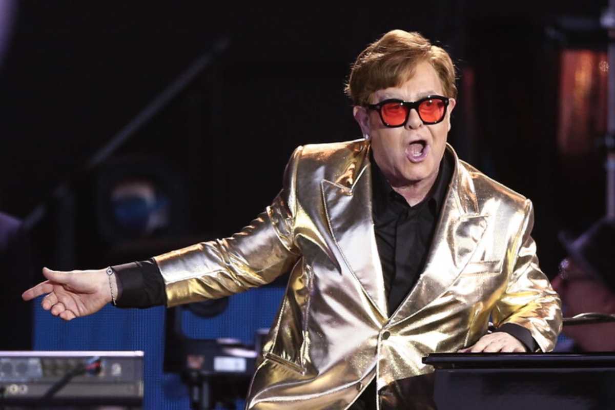 Il celebre cantante Elton John durante un concerto