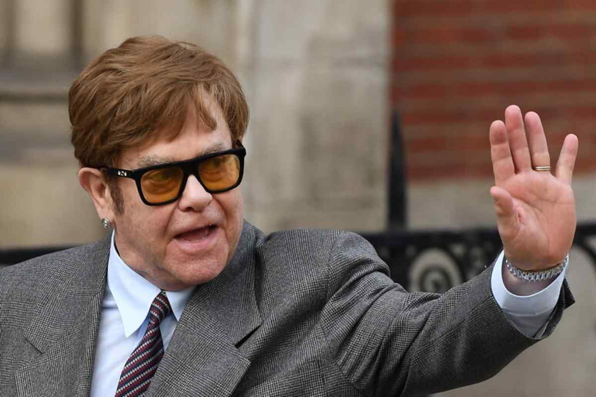 Il celebre cantante Elton John saluta i fan