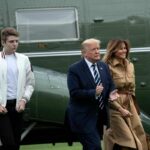 Donald Trump, Melania e il figlio Barron scesi da un elicottero