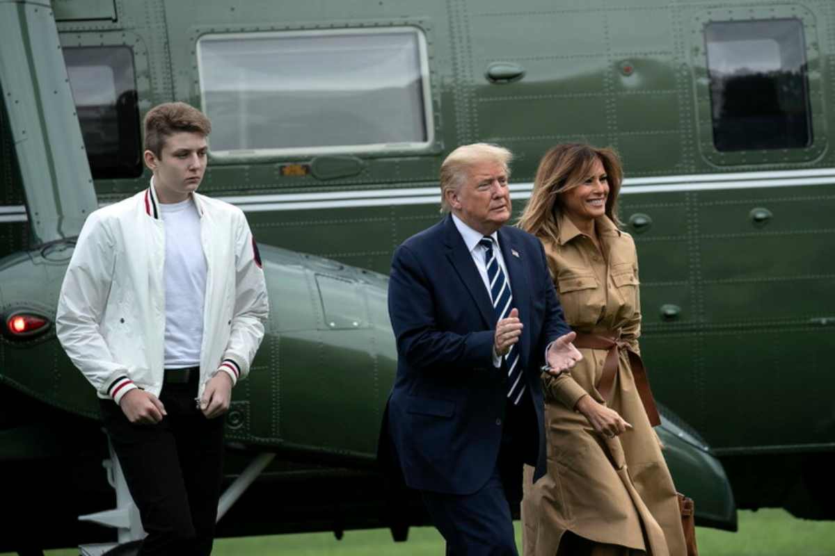 Donald Trump, Melania e il figlio Barron scesi da un elicottero