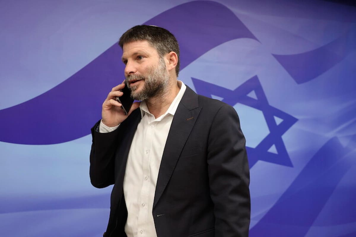 Bezalel Smotrich parla al telefono, La destra israeliana spera nel sostegno di Trump e programma l'annessione degli insediamenti in Cisgiordania