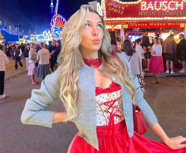 Anna Braccini all'Oktoberfest vestita con un abito tradizionale 