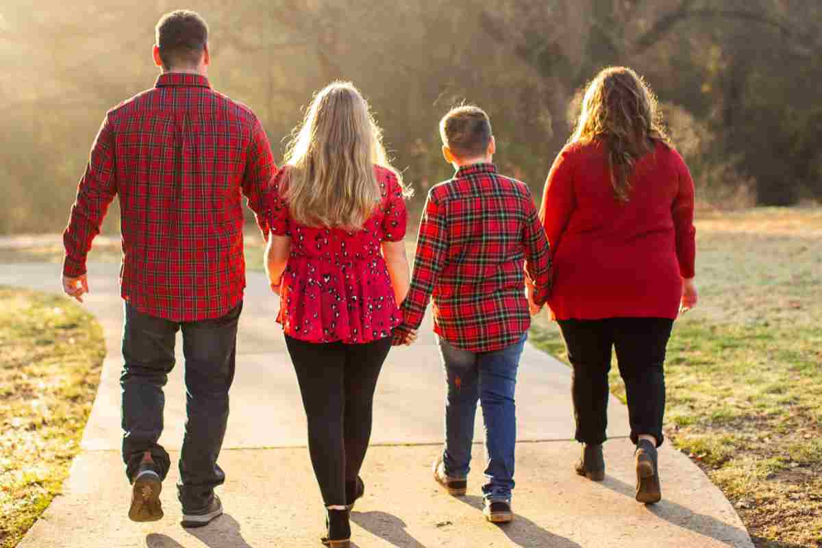 persone camminano lungo un sentiero nel parco